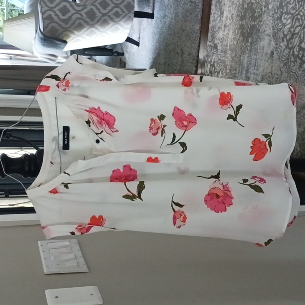 Ladies Nine West Sleeveless Blouse